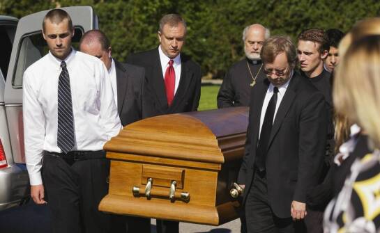 Jak dom pogrzebowy pomaga w organizacji transportu dla zmarłych?