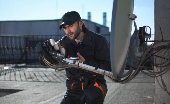 Jakie korzyści przynosi serwis systemów satelitarnej łączności na jednostkach pływających?