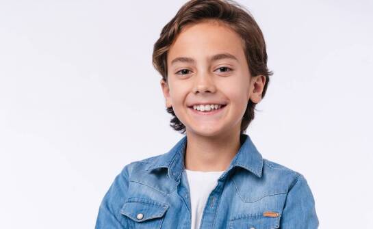 Kolorowe wzory na bluzkach z długim rękawem dla chłopców – jak je łączyć?