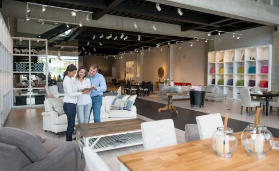 Różnorodność stylów drewnianych stołów dostępnych na rynku