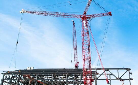 Znaczenie dźwigów w szybkim montażu produkcyjnych hal