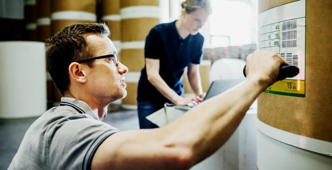 Jakie są zalety stosowania samoprzylepnych etykiet w logistyce?