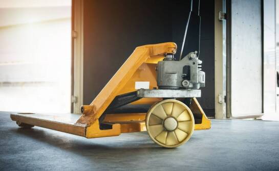 Wpływ technologii na rozwój i funkcjonalność elektrycznych paleciaków