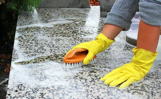 Jakie korzyści przynosi regularna konserwacja kamiennych powierzchni?