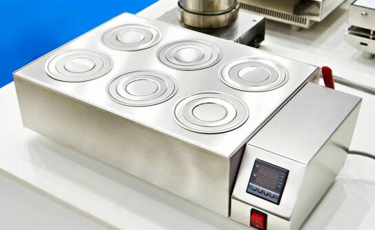 Jak laboratoryjne płyty grzewcze wpływają na dokładność badań chemicznych?
