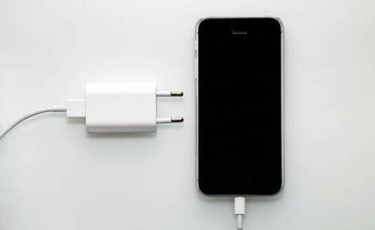 Estetyka i funkcjonalność przedłużaczy do biurek w jednym.