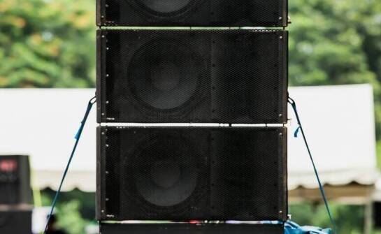 Wynajem nagłośnienia na plenerowe imprezy – kluczowe aspekty