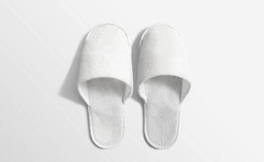 Zalety stosowania jednorazowych hotelowych kapci w obiektach noclegowych