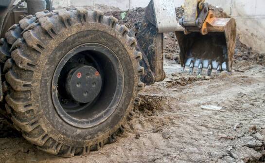 Kluczowe cechy wytrzymałych opon do koparek pracujących w trudnych warunkach