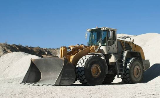 Porównanie różnych typów łyżek do ładowarek: zalety i wady