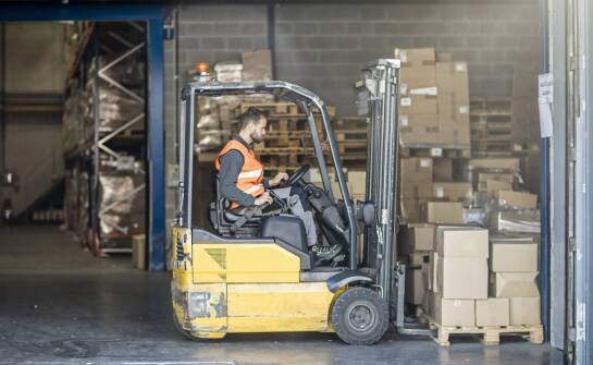 Jakie korzyści niesie zakup widłowych wózków od sprawdzonego sprzedawcy?