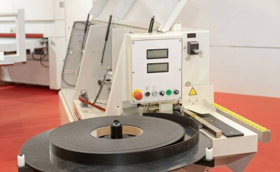 Jak taśmowa owijarka do wiązek kabli wpływa na bezpieczeństwo instalacji?