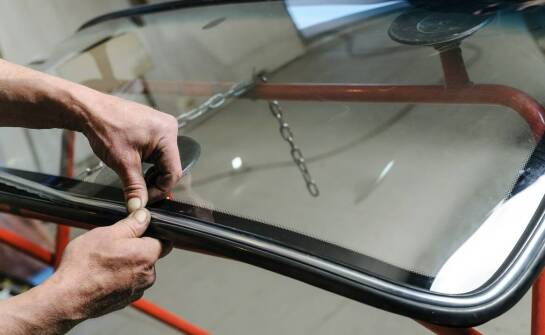 Znaczenie wyboru oryginalnych szyb przy wymianie dla długowieczności montażu.