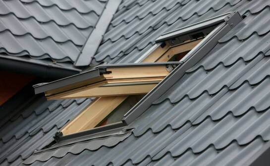 Jakie korzyści niosą ze sobą dachowe okna w nowoczesnym budownictwie?