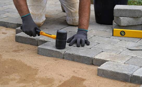 Jak betonowa podsypka wspomaga procesy budowlane?