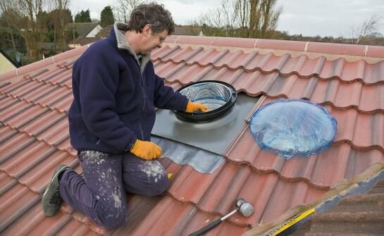 W jaki sposób konserwacja dachu wpływa na jego odporność na warunki atmosferyczne?