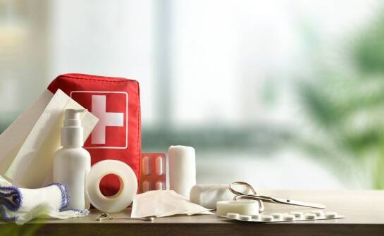 Zestawy medyczne do biur – co warto wiedzieć przed zakupem?