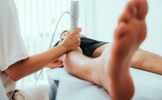 Przebieg konsultacji przed zabiegiem usuwania pajączków na nogach.