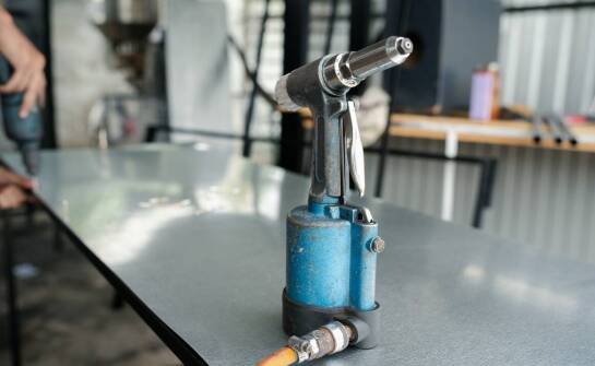 Jakie są najważniejsze cechy, na które warto zwrócić uwagę przy zakupie pistoletu do piaskowania?