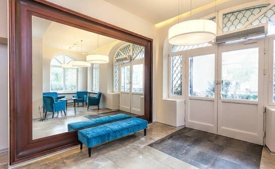 Wybór luster na wymiar do komercyjnych przestrzeni: zalety i zastosowania