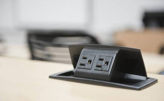 Jak organizer kabli pod biurkiem wpływa na estetykę i porządek przestrzeni?