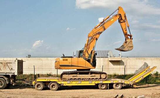 Jak załadunek i rozładunek wpływają na transport budowlanych maszyn?