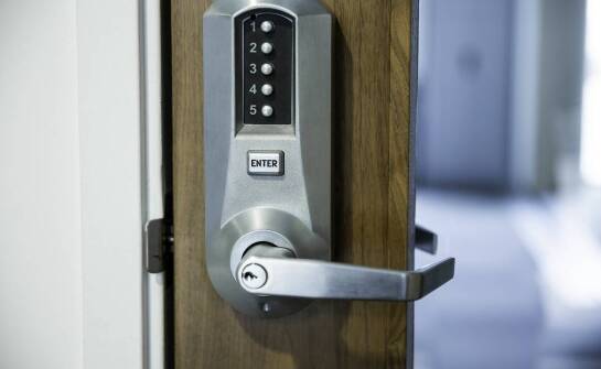 Porównanie różnych modeli szyfrowych zamków do drzwi.