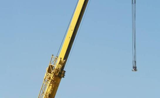 Dlaczego wynajem dźwigów to klucz do skutecznych rozbiórek?