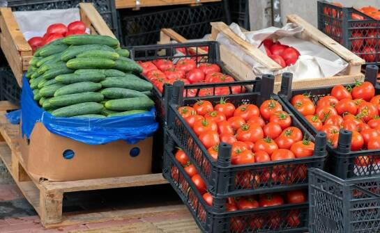 Jak sprzedaż hurtowa warzyw wpływa na rozwój lokalnych sklepów spożywczych?