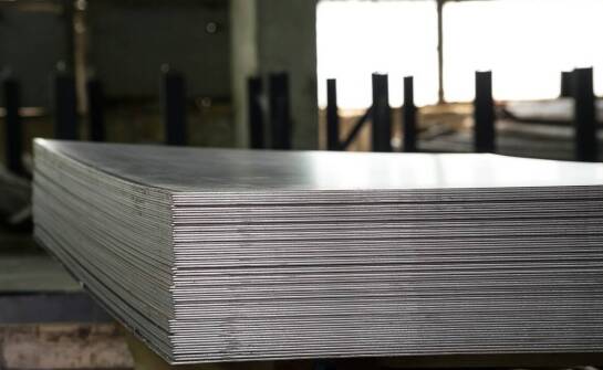 Płaskie blachy w projektowaniu nowoczesnych budynków – zalety i zastosowanie