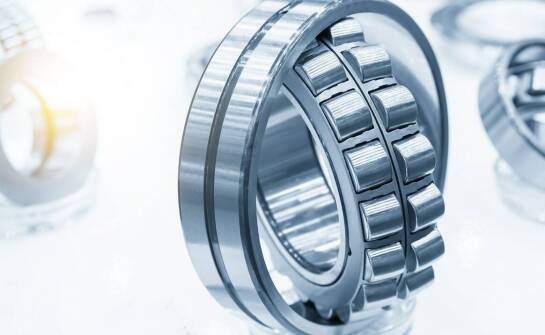 Wpływ nierdzewnych łożysk wahliwych w obudowie na efektywność energetyczną maszyn