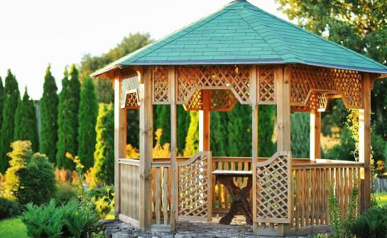 Altanka z bali a organizacja przestrzeni w ogrodzie