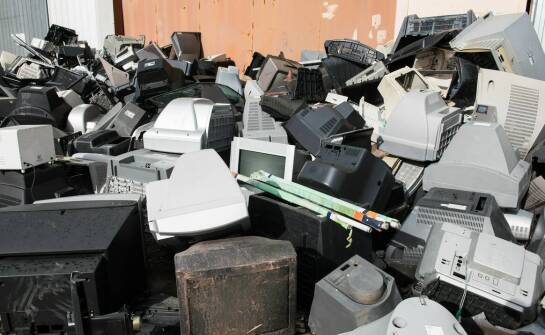 Jakie są kluczowe różnice między skupem elektronicznego złomu a tradycyjnym recyklingiem?