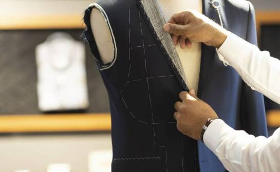 Męski garnitur – jak dopasować marynarkę i spodnie do sylwetki?