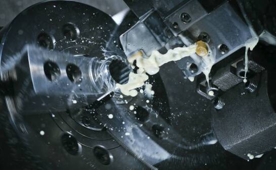 Automatyzacja procesów tokarskich a jakość detali z kolorowych metali
