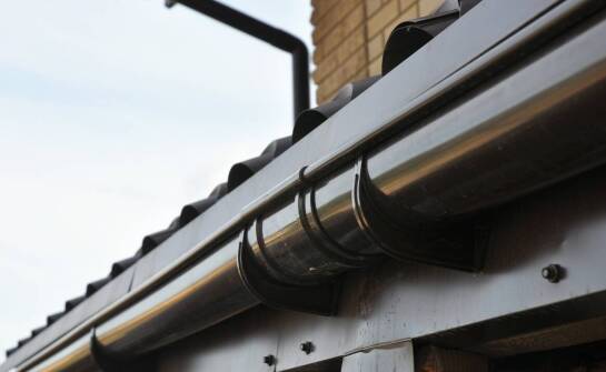 Nowoczesne materiały używane do produkcji rynien: co warto wybrać?