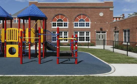 Zakładanie zielonych terenów przy szkołach – jak stworzyć przestrzeń do nauki i zabawy?