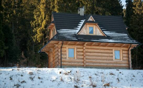 Jakie zalety oferują całoroczne domki angielskie dla właścicieli działek rekreacyjnych?