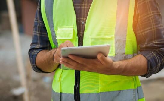 How do Cracow renovation experts ensure the timeliness and reliability of work?