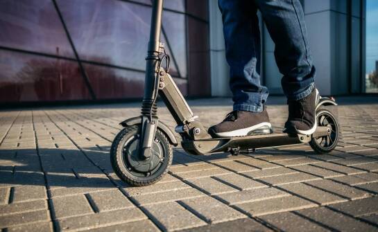 Innowacyjne rozwiązania w produkcji butów do jazdy na skuterze
