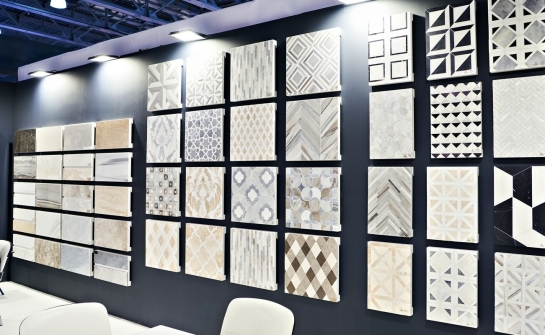 Wprowadzenie klasycznego stylu do wnętrz dzięki płytkom z salonu.