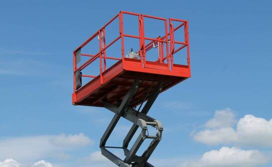 Bezpieczeństwo pracy na wysokościach dzięki nowoczesnym transportowym platformom