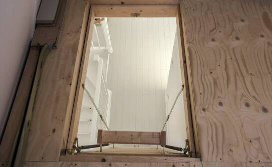 Poradnik montażu strychowych schodów: Krok po kroku