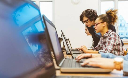 Kursy językowe w Sopocie: Wybór pomiędzy stacjonarną nauką a nauką online