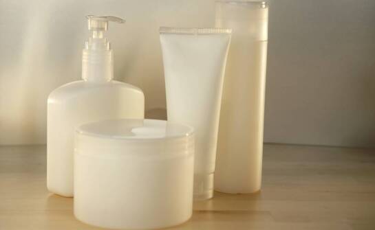 Wpływ zastosowania różnych sztucznych tworzyw na wygląd pojemniczków do próbek kosmetyków