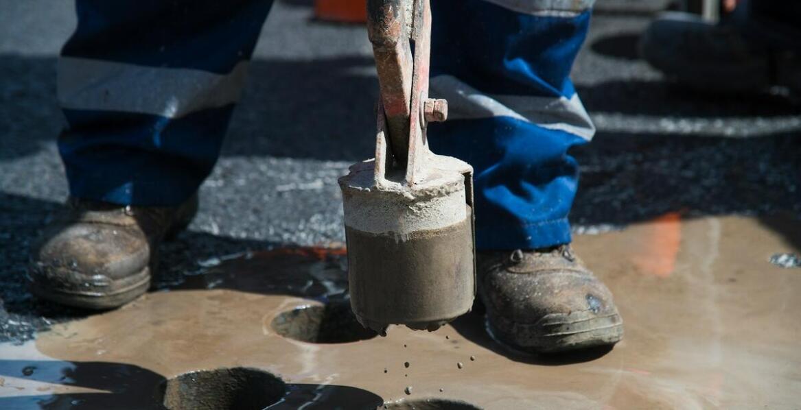 Jakie są główne wyzwania w analizach geotechnicznych gruntów?