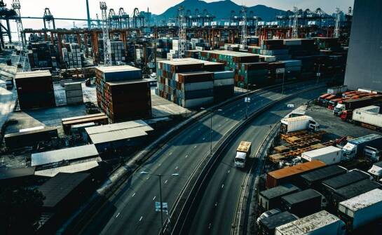 Innowacyjne podejście do transportu kontenerów – przyszłość tej branży