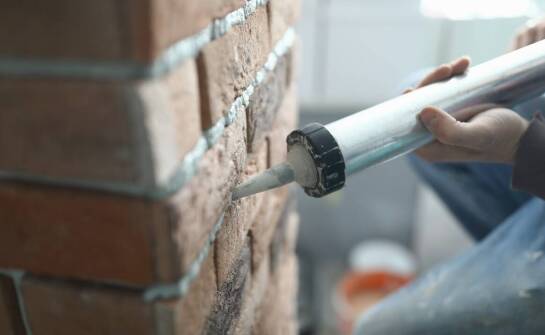 Innowacyjne podejścia do problemów z wilgocią w budynkach dzięki iniekcjom