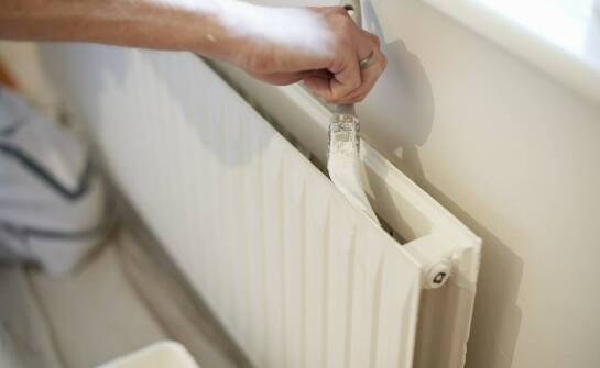 Jak malarska folia ochronna wpływa na bezpieczeństwo pracy?