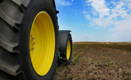 Rola opon 420 70R24 w optymalizacji pracy ciężarowych maszyn